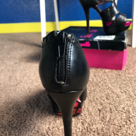 Heels - Picture 5 of 5